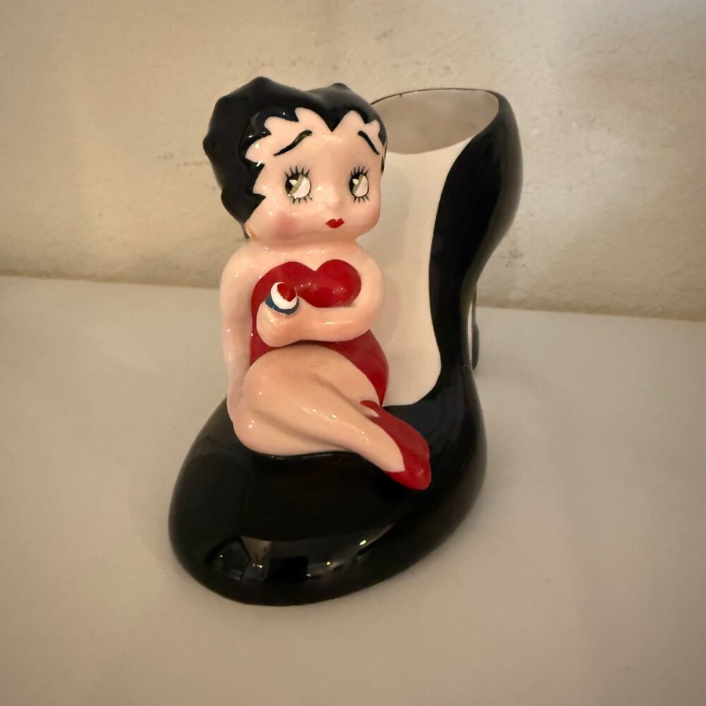 Vintage BETTY BOOP SIT ON HIGH HEEL CERAMIC